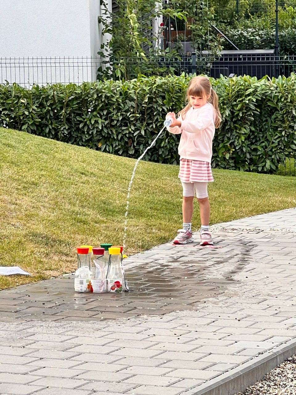 Deti navliekajú korálky na pikniku