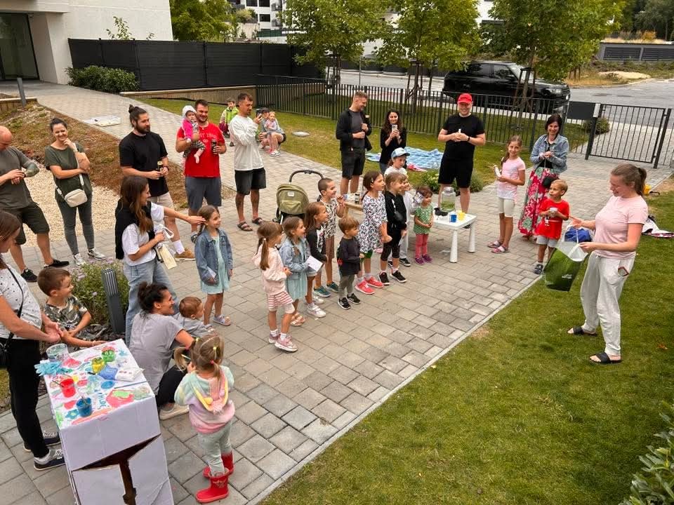 Skupina detí na komunitnej akcii