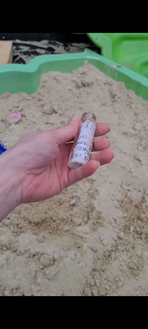 Odkaz vo fľaši ukrytý v piesku