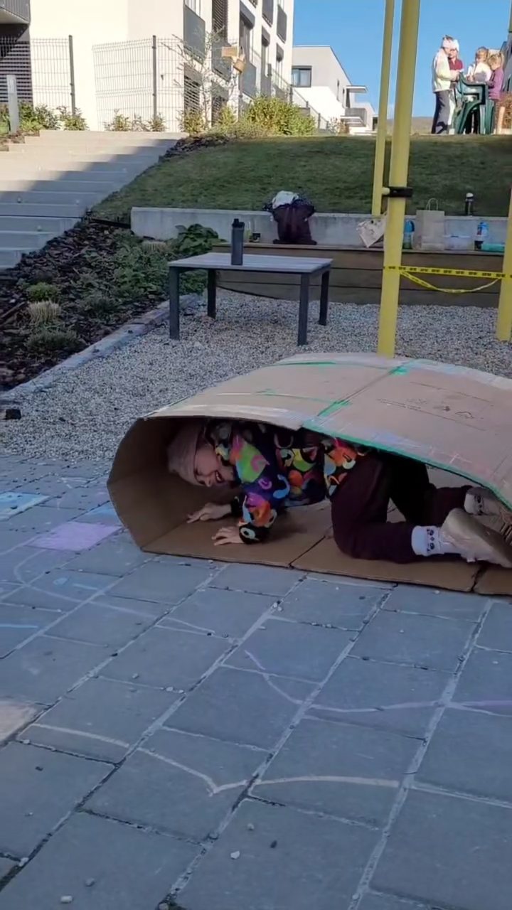 Prekážková dráha — kartónový tunel
